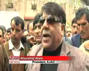 Watch Police clashes with protesting govt employees Video