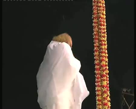 Watch Bapu entertains bhakts with his histronics Video