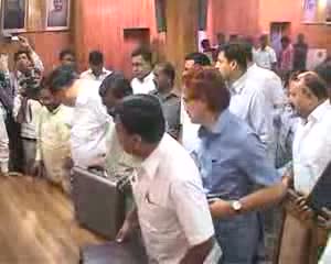 Watch Akhilesh files nomination for Legislative Council! Video