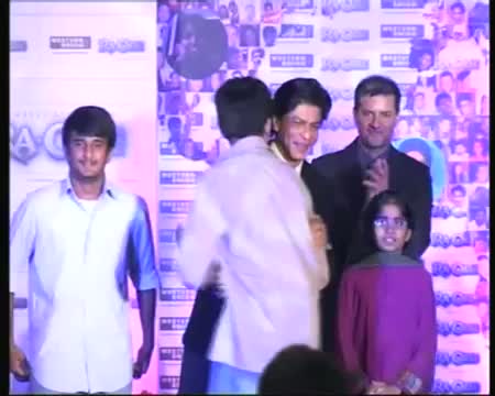 Watch SRK detained for two hours at a New York airport Video