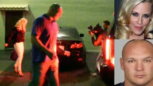 Watch Jenny McCarthy Steak Date with Bears' Linebacker Brian Urlacher Video