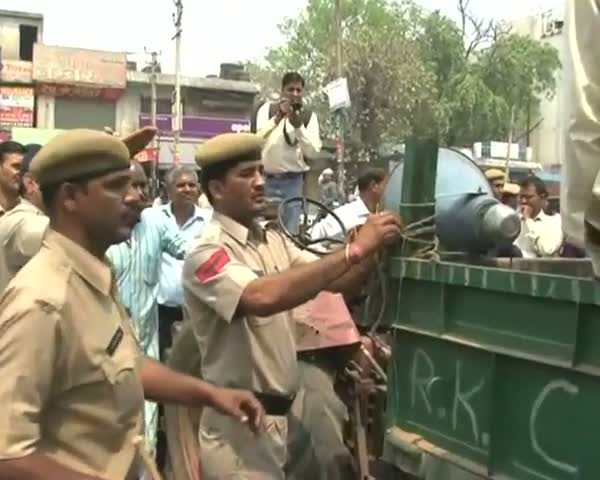 Watch Gurgaon Police stalls installation of Anna's statue Video