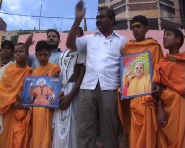 Watch 'Nirmal visarjan' of billioniare baba Video