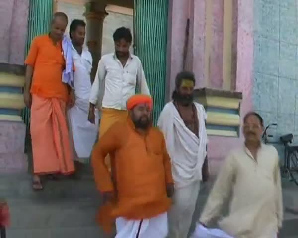 Watch Angry holymen burn Nirmal Baba's effigy Video
