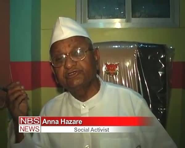 Watch Anna opposes auction of Gandhi's belongings Video