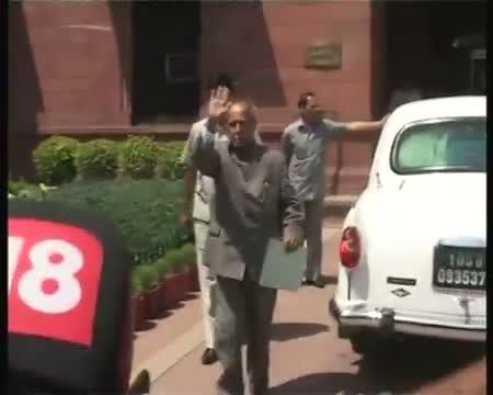 Watch Indian central bank cuts rates Video