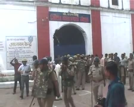 Watch Violent clashes between jail inmates, authorities in Meerut Video