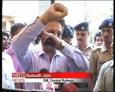 Watch 2 dead after falling from Mumbai Local train Video