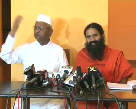 Watch Anna, Ramdev vow to fight for strong Lokpal Video