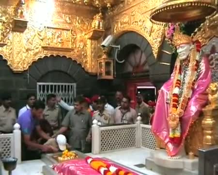 Watch Rahul Dravid takes blessing of Saibaba Video