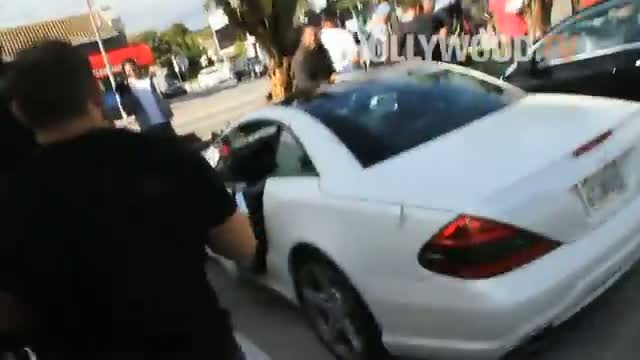 Watch Miley Cyrus braves the paparazzi to sign an autograph Video