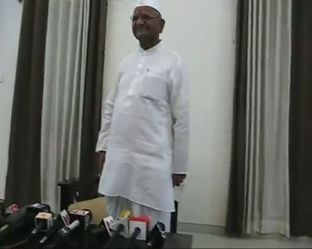 Watch Anna criticises Congress for politics on Sachin Video