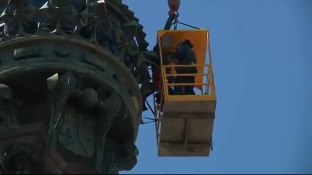 Watch Tourists trapped inside Barcelona statue Video