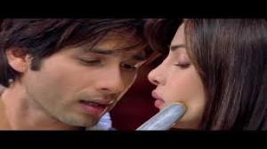 Watch Mukhtasar - Official Song - Teri Meri Kahaani (Exclusive) - Feat.Shahid Kapoor & Priyanka Chopra Video