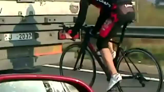 Watch Cyclist speeds at 90kph on motorway after getting caught in the slipstream of a lorry Video