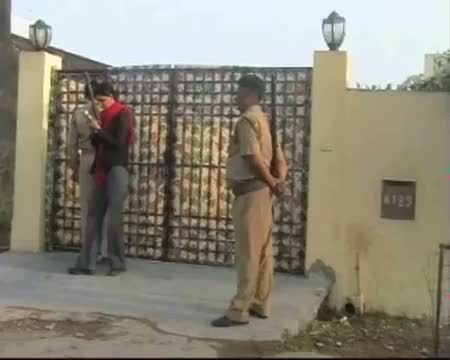 Watch Robbers break into Anna Hazare's Noida rest house Video