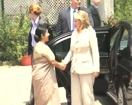 Watch Clinton meets Sushma Swaraj Video