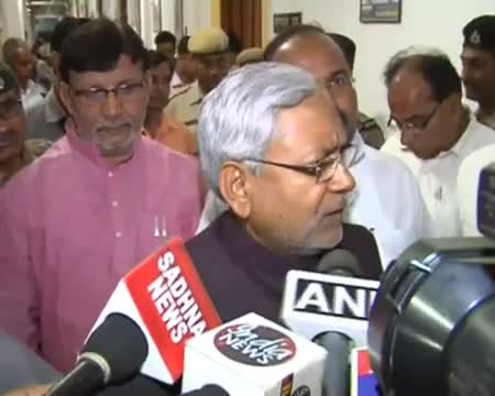 Watch Nitish Kumar fumes at Karnataka Police Video