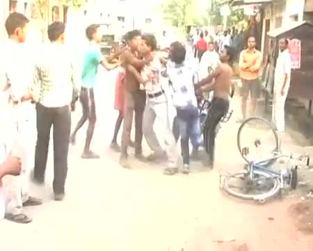Watch Public wrath Extortionist brutally beaten up Video