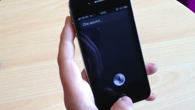 Watch Apple's Siri thinks the Nokia Lumia 900 is the best smartphone ever. Video