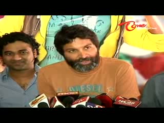 Watch Gabbar Singh Theatre Coverage - Devi Sri - Trivikram - Dil Raju - Telgu Cinema Movie Video