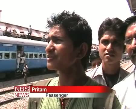 Watch Devotees travel on train top for last glance of Baba Jaigurudev Video