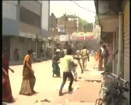 Watch Cops lathicharge women in Patna Video