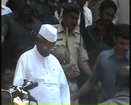 Watch Unwell Anna taken to Nashik hospital; cancels rally Video