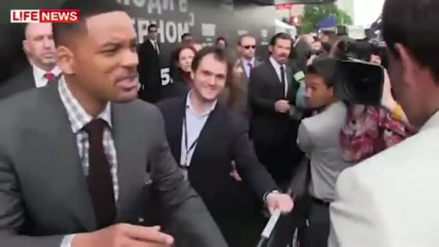 Watch Will Smith Slaps Reporter Smacks reporter For Trying To Kiss him Video