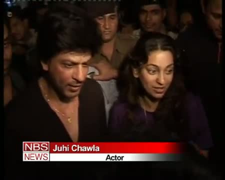 Watch Click! SRK & Juhi at Mumbai airport Video
