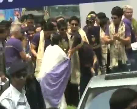 Watch Mamata felicitates KKR owners SRK and Juhi Video