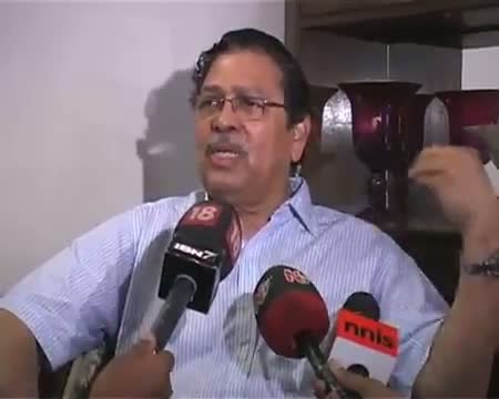 Watch Opinion on PM Manmohan Singh divides Team Anna Video