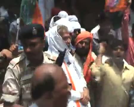 Watch Bandh BJP leader hops on rickshaw Video