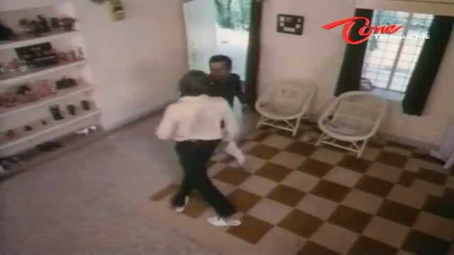 Watch Telugu Comedy Scene - Brahmi kicks Suttivelu - Telugu Cinema Movies Video