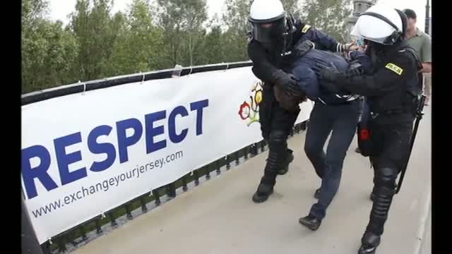 Watch Euro 2012 - Several injured as Russian and Polish soccer fans clash in Warsaw Video