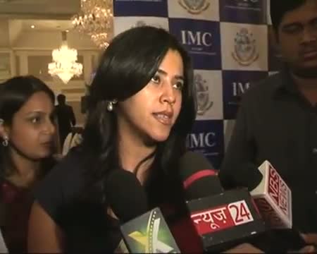 Watch Ekta Kapoor gets women of the year award Video