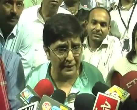 Watch Team Anna criticises PM for 1 bn dollar loan to Europe Video
