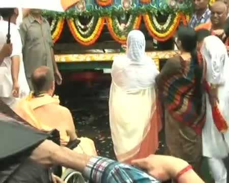 Watch Mamata flags off Jagannath Rath Yatra in Kolkata Video