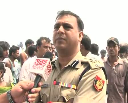 Watch Fire guts slum in Delhi Video