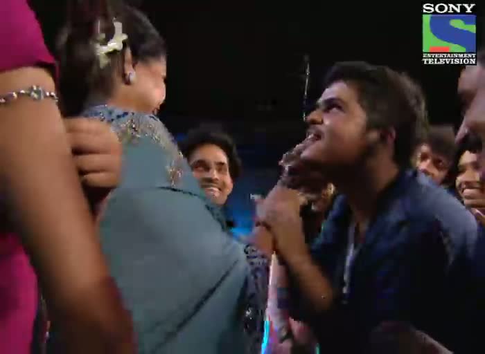Watch INDIAN IDOL SEASON 6 - EPISODE 8 - SPECIAL MOMENTS - CONTESTANTS TOUCHING FEET OF ASHA BHOSALE - 23RD JUNE 2012 Video