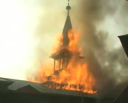 Watch Fire engulfs Dastgeer Sahib Shrine at Khanyar Video