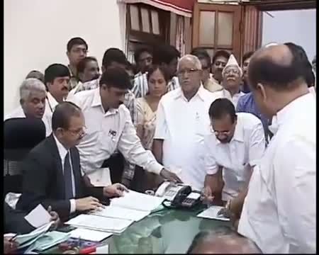 Watch Sadananda Gowda 'refuses resignation' Video