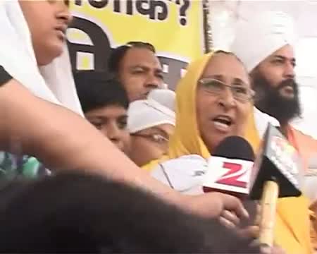Watch Sarabjit's family protests in Delhi for his release Video