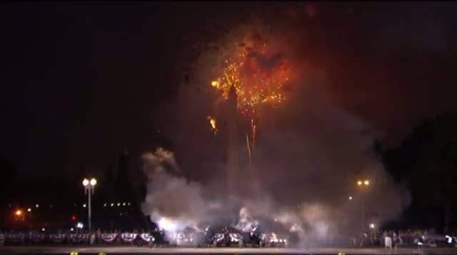 Watch Raw Video - Visitors Brave Heat for July 4th Show Video
