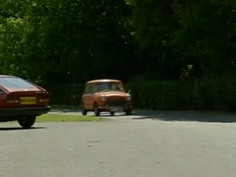 Watch Mr Bean - Reliant Robin Crash, first ever - Der allererste Zusammenstob mit dem blauen Reliant Video