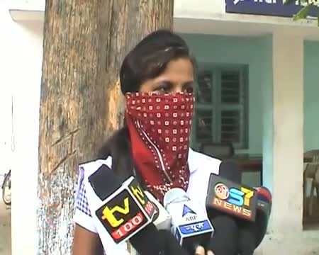 Watch Eve teasers beaten in Meerut Video