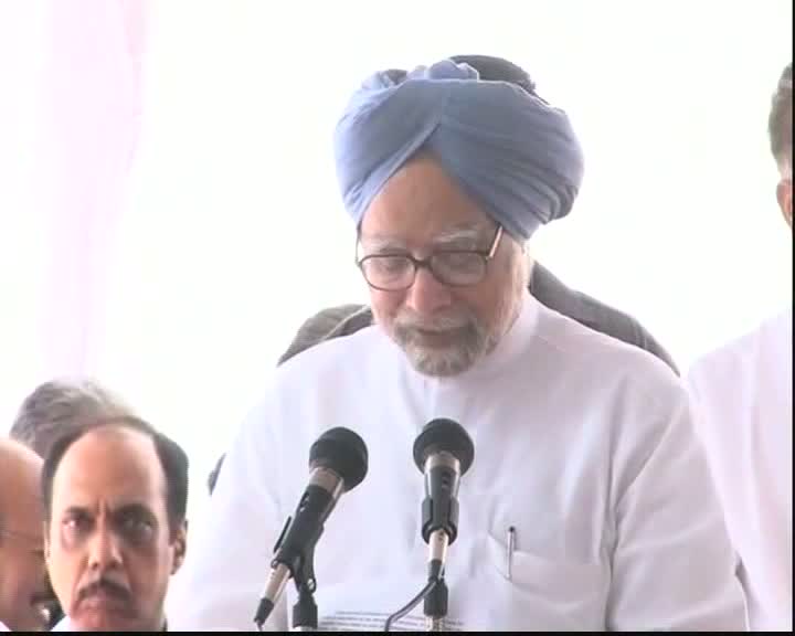 Watch Prime Minister Dr. Manmohan Singh addressing the media at Guwahati airport after aerial survey of flood-affected areas of Assam on July 02, 2012. Video