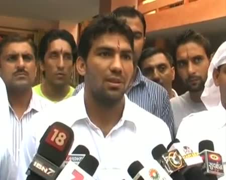 Watch Boxer Manoj Kumar performs 'havan' for Olympics medal Video