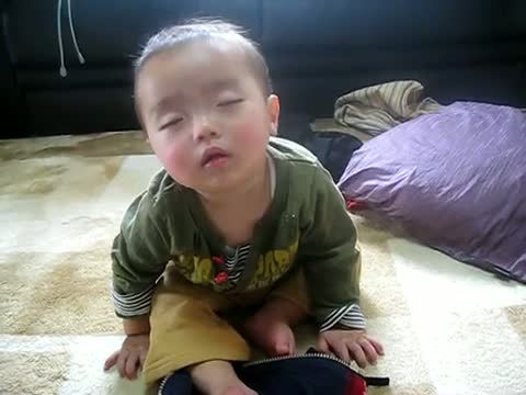 Watch Baby is Falling A Sleep Like a Cute Kitten Video