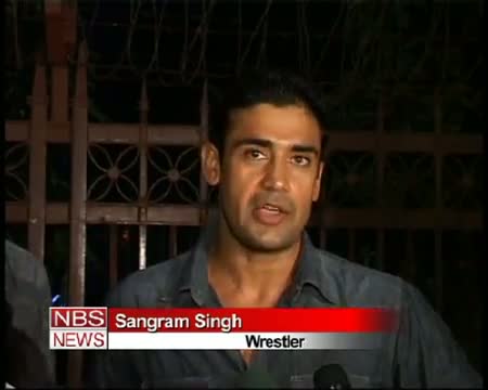 Watch Celebs meet ailing Dara Singh Video